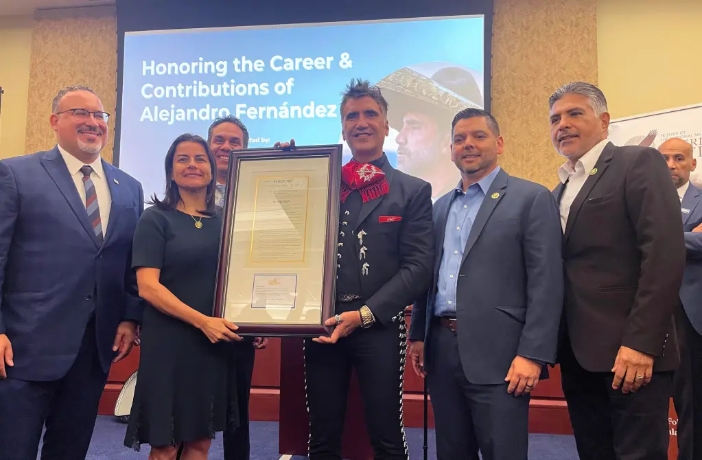 Alejandro Fernández fue homenajeado en el Capitolio