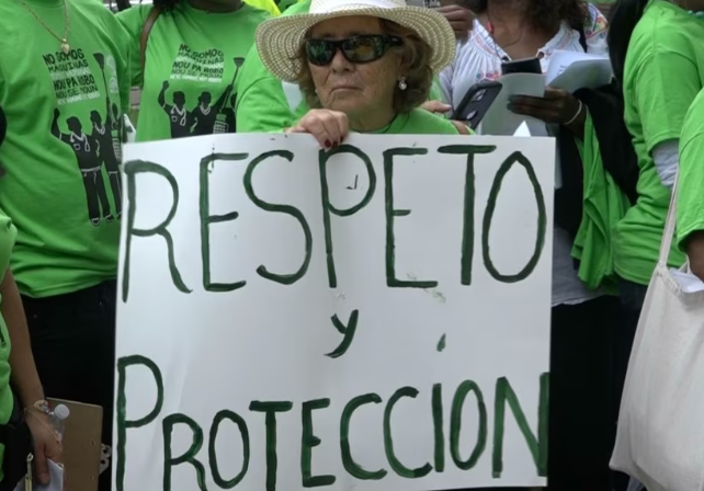 Latinas deben trabajar casi el doble para ganar lo mismo que un hombre en EEUU