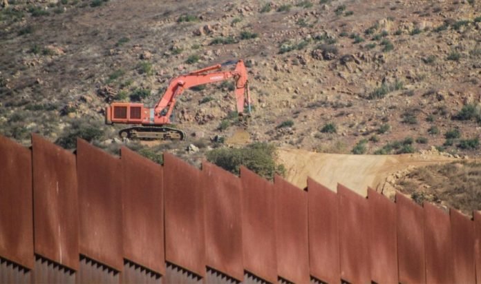 Más de 100 organizaciones piden a Biden frenar construcción del muro fronterizo