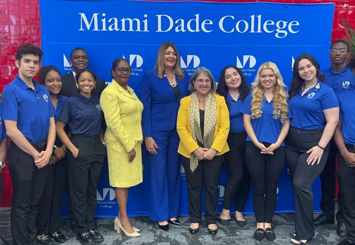 Miami-Dade lanza nueva beca universitaria