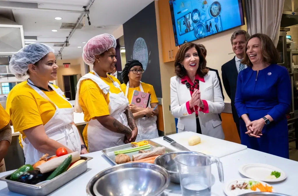 Nueva York identifica más de 18.000 empleos disponibles para inmigrantes