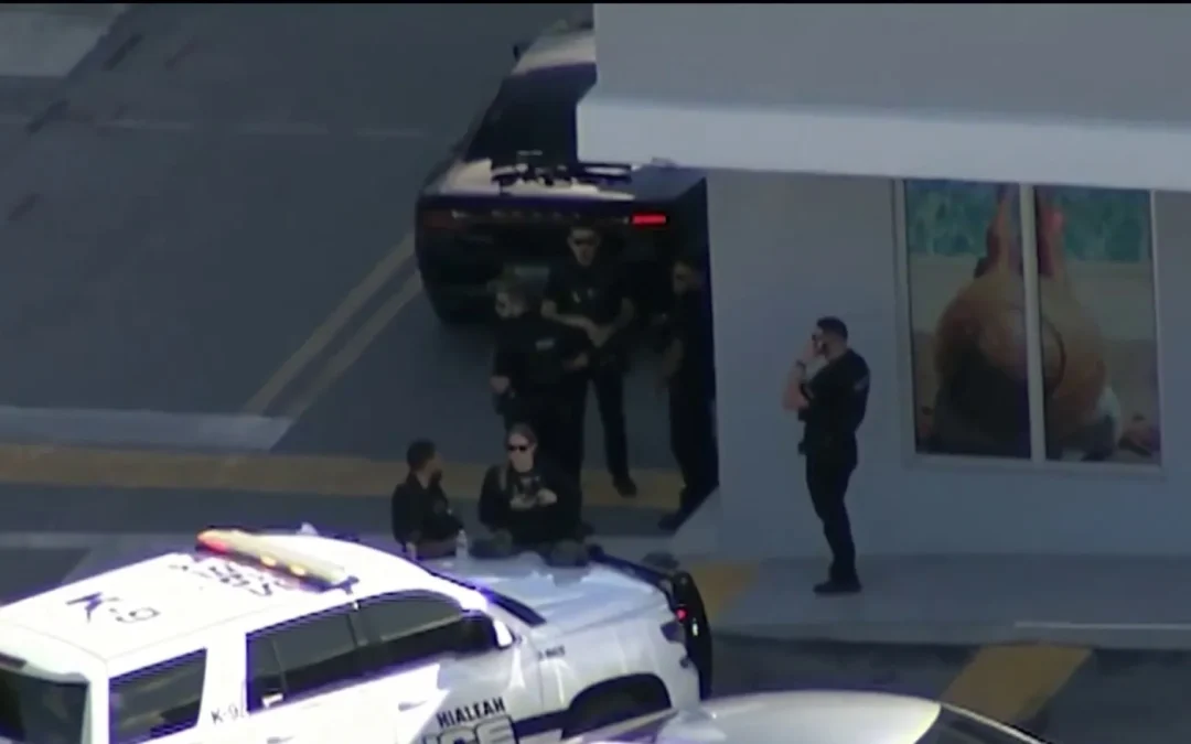 Hombre se lanza del balcón de un cuarto piso en Hialeah