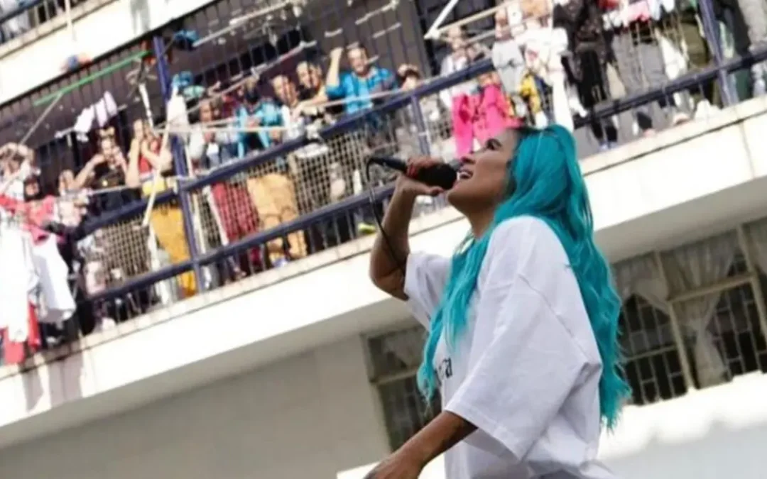 Karol G dio concierto sorpresa para las reclusas de una cárcel colombiana