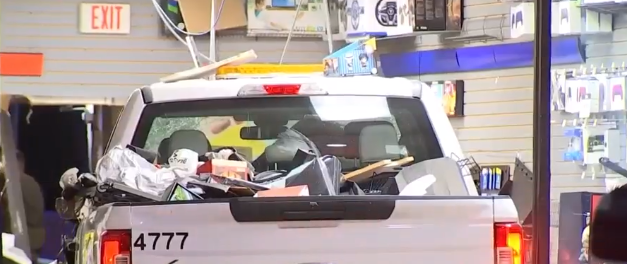 Varios heridos tras choque de auto contra una tienda de Broward