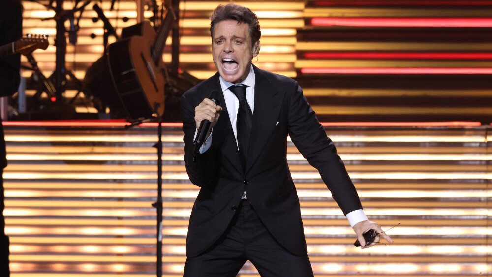 Luis Miguel sufrió caída en pleno concierto