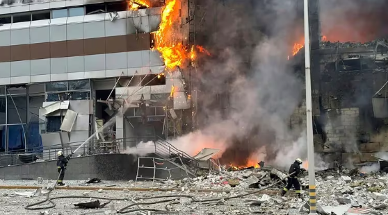 Al menos 16 muertos y más de 70 heridos dejó una oleada de ataques rusos en Ucrania