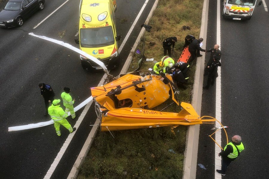 Cayó helicóptero en plena carretera de Madrid