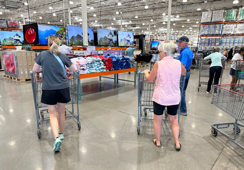 Estadounidenses gastaron más esta Navidad pese a precios más altos