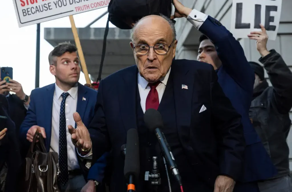 Rudy Giuliani se declara en bancarrota tras condena millonaria por difamación