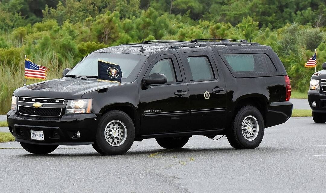 Vehículo golpeó camioneta de la caravana del presidente Biden