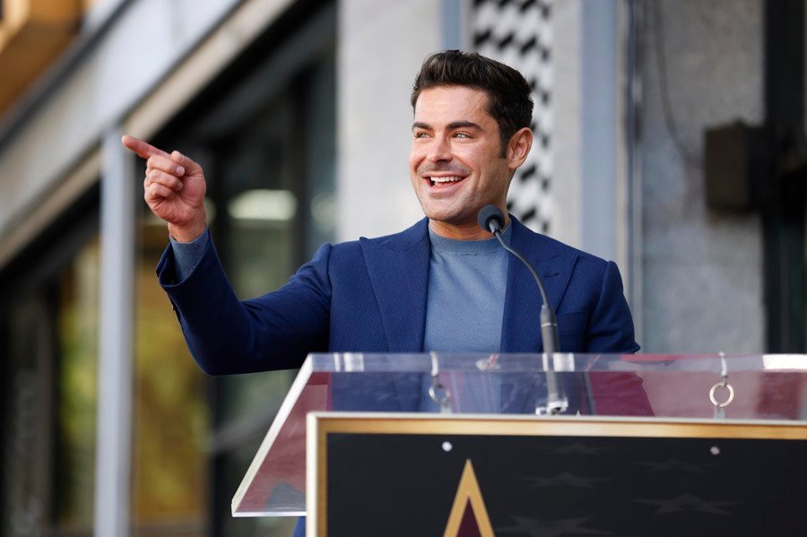 Zac Efron descubre su estrella en el Paseo de la Fama de Hollywood