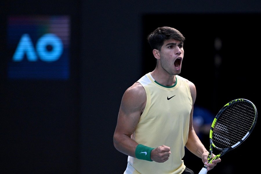 Alcaraz mejora primer saque y se impone a Sonego en el Abierto de Australia