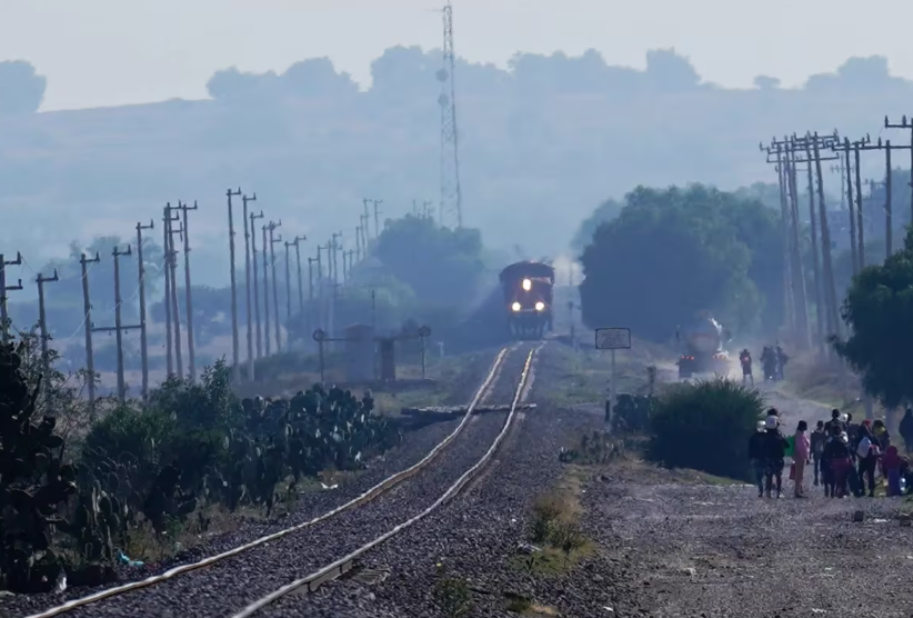 Bebé muere tras resbalar de los brazos de su madre migrante en Monterrey