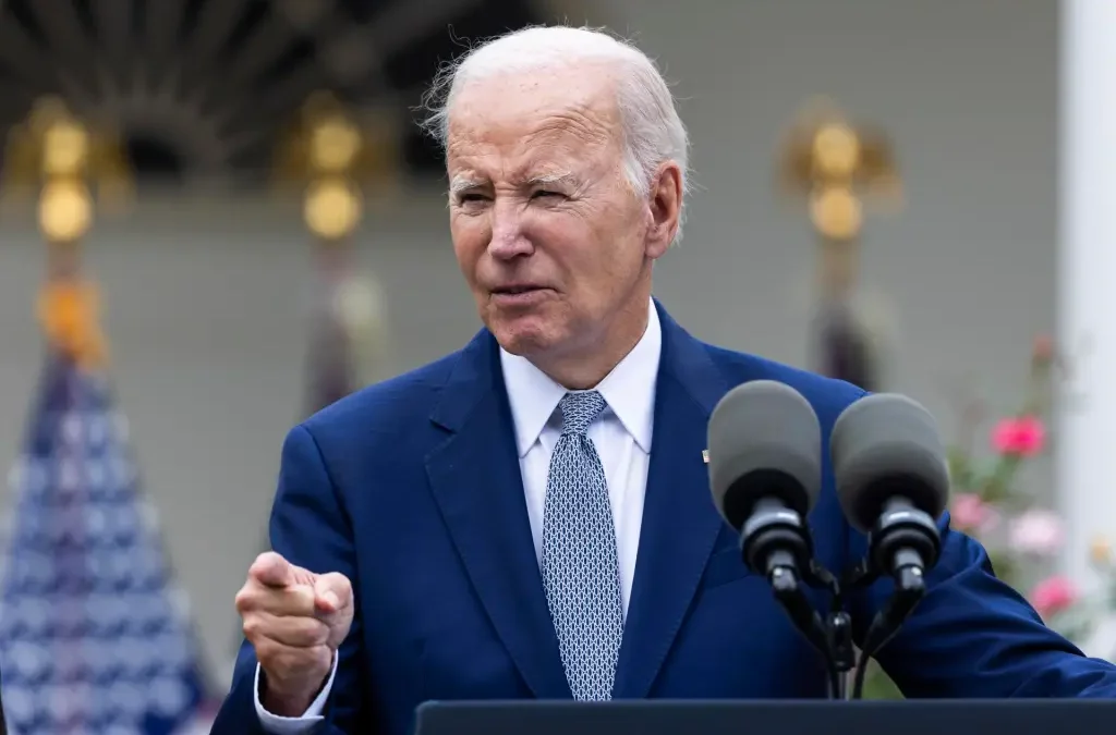 Biden urge al Congreso elevar el control de armas después de tiroteo en Chicago