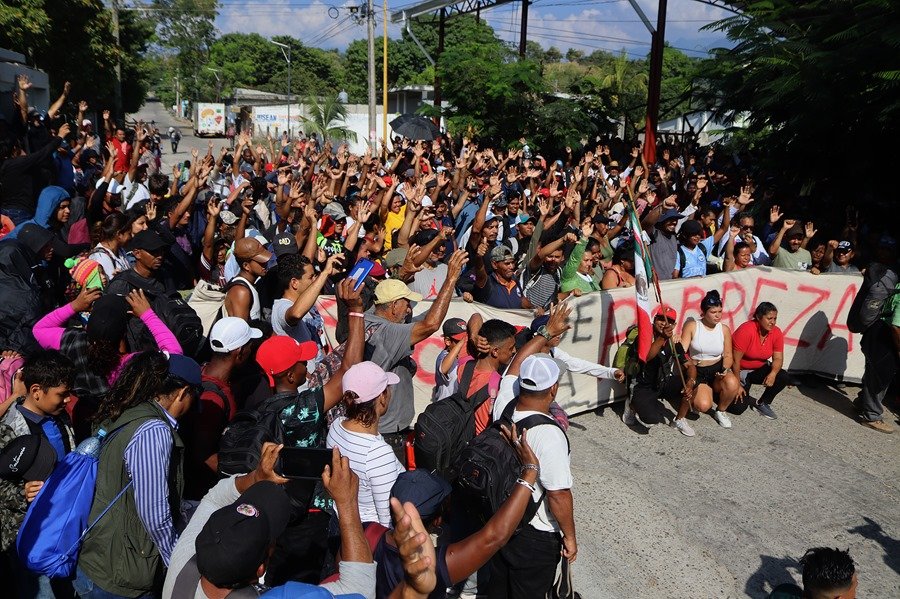 Caravana de miles de migrantes se entrega a las autoridades en el sur de México