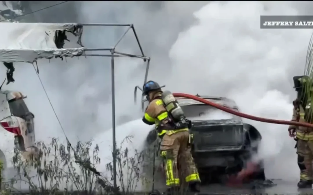 Dos muertos y un herido tras estrellarse carro contra un árbol