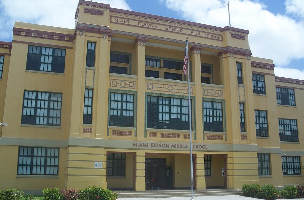 Escuelas secundarias de Florida registran tasa de graduados más alta de la historia