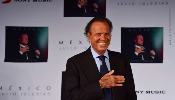 Julio Iglesias fue retenido en aeropuerto de Punta Cana por esta razón