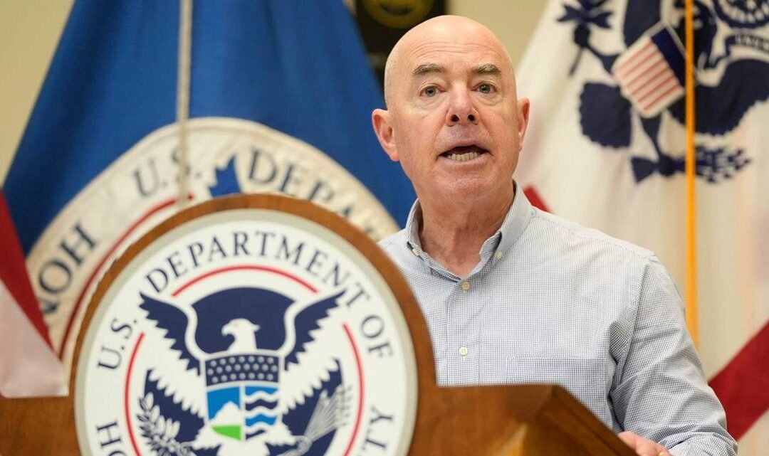 ¿Por qué impugnan al cubanoamericano de más alto rango en el gobierno? Política barata, por Fabiola Santiago