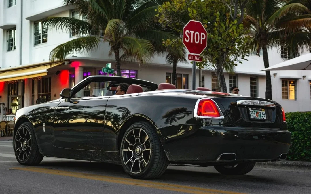 Robaron Rolls Royce en valet parking de restaurante en Brickell