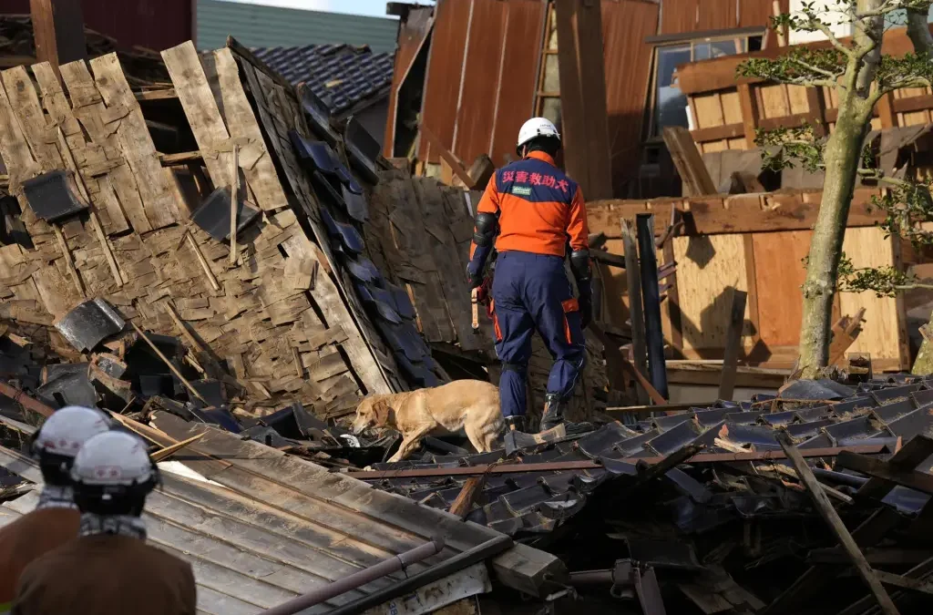 Terremoto de Japón dejó casi 100 muertos y más de 200 desaparecidos