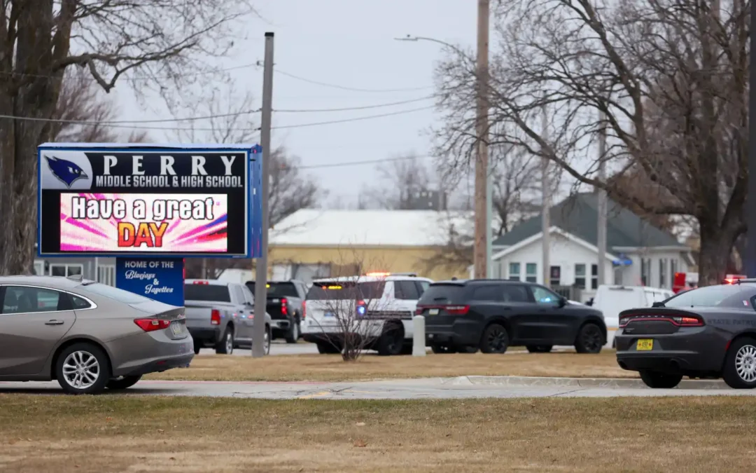 Un muerto y varios heridos tras tiroteo en escuela en Iowa