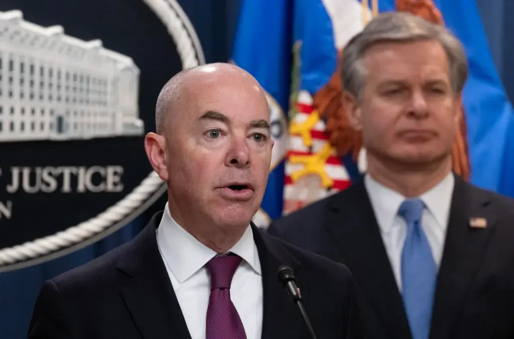 Cámara Baja aprobó juicio político para jefe de migración de Biden