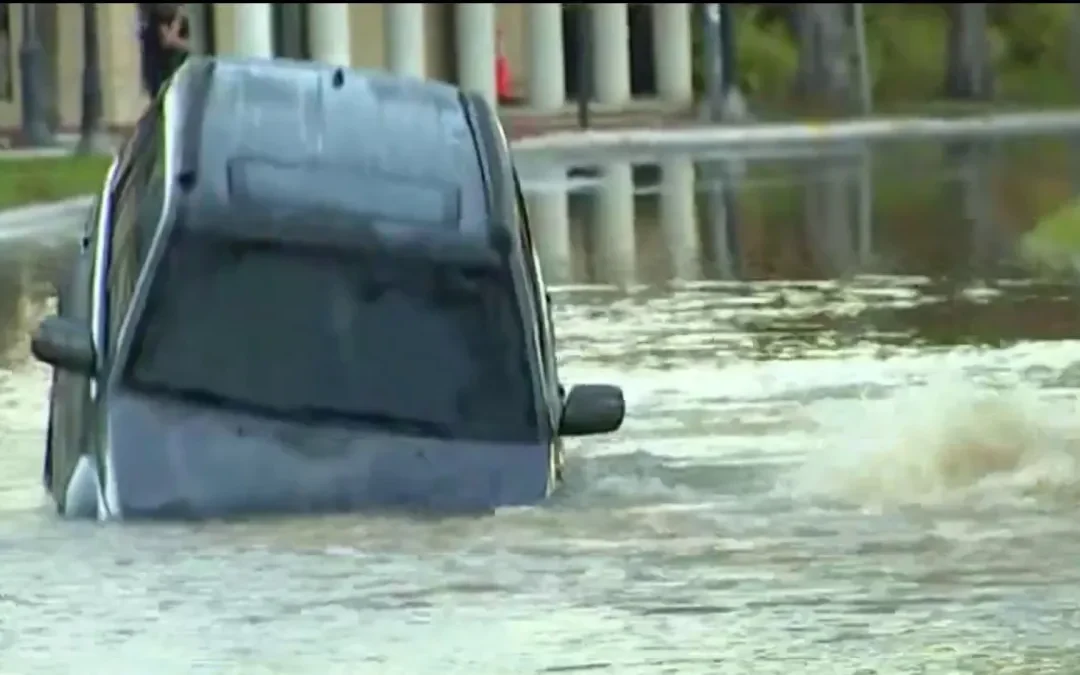 Caos y daños materiales en Miami Lakes por rotura de tubería