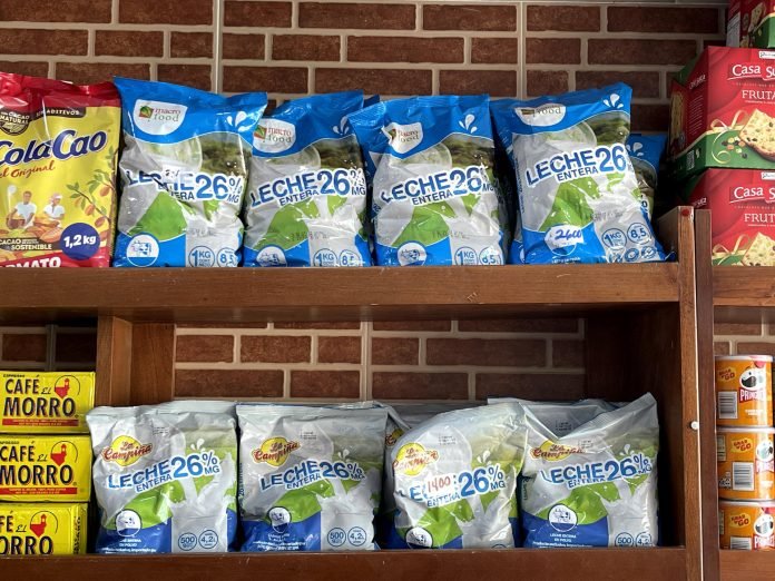 Cuba pide por primera vez ayuda de alimentos y aumenta la gasolina