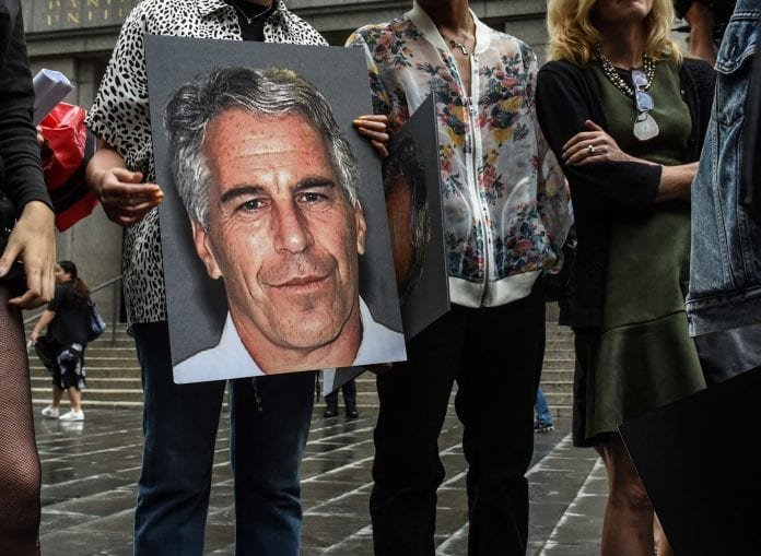 Más de 10 víctimas de Jeffrey Epstein denuncian al FBI por supuesto encubrimiento
