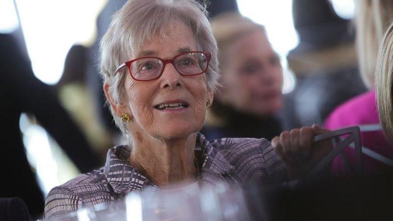 Profesora dona mil millones de dólares para garantizar clases gratis en escuela de medicina