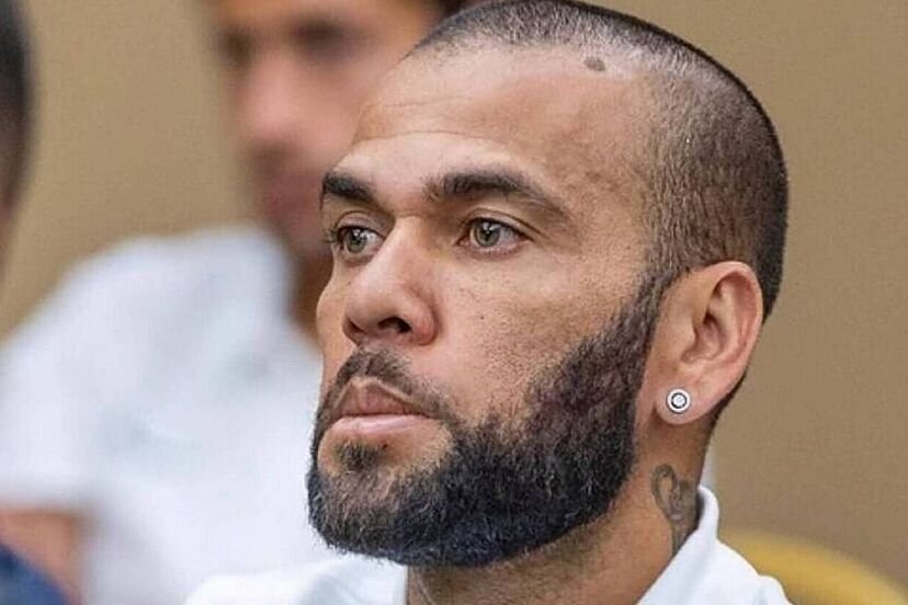 Dani Alves pagó millón de euros y saldrá de la cárcel