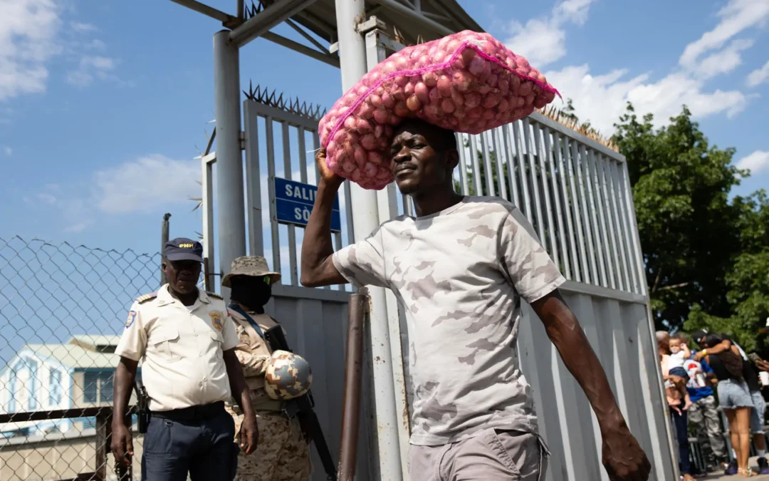 Haitianos se abastecen en República Dominicana alejados del caos de Puerto Príncipe