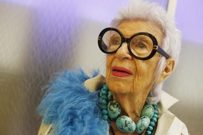 Murió Iris Apfel, icono de la moda, a los 102 años de edad