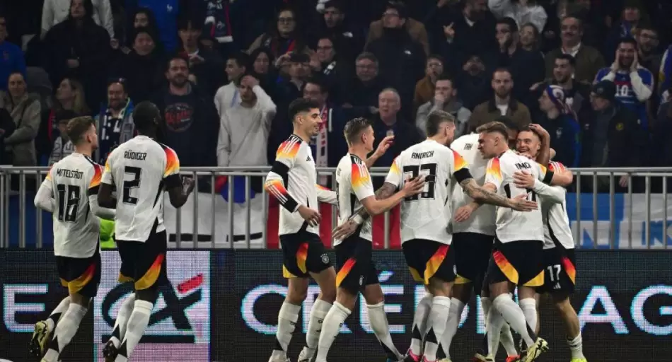 Alemania cambia el diseño de camisa por parecerse a símbolo nazi