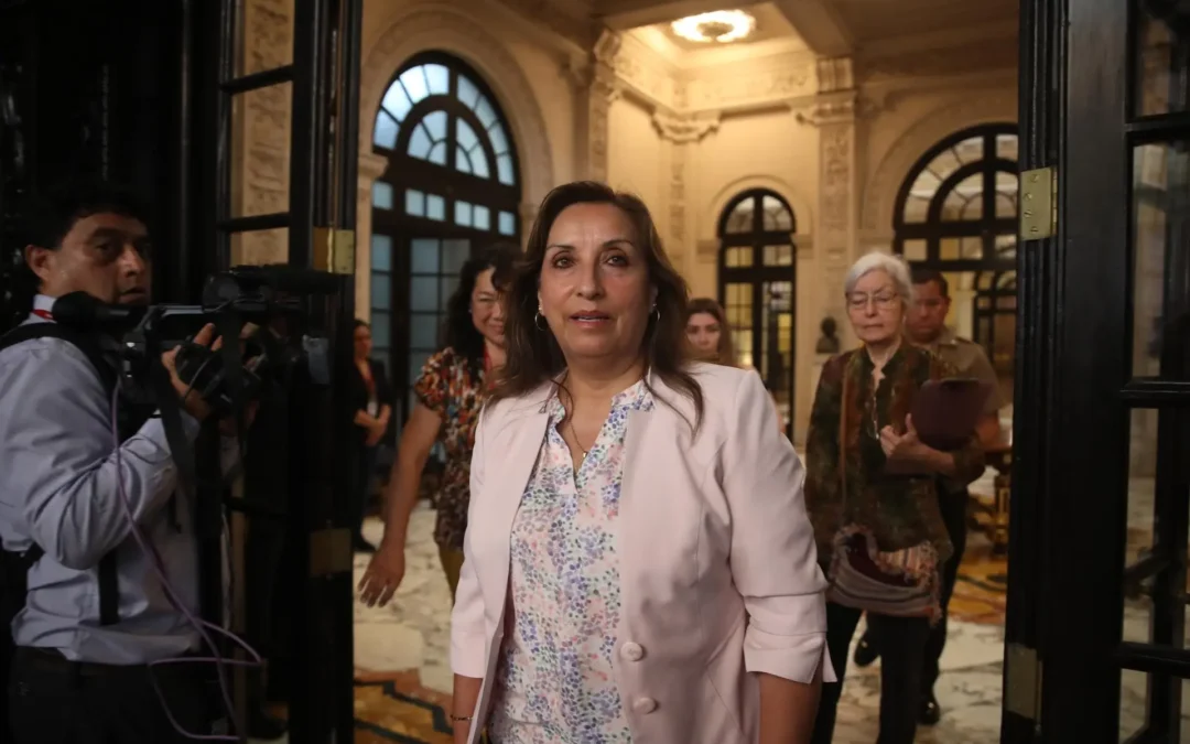 Allanaron residencia de presidenta de Perú y ella pide que se le tomen declaraciones