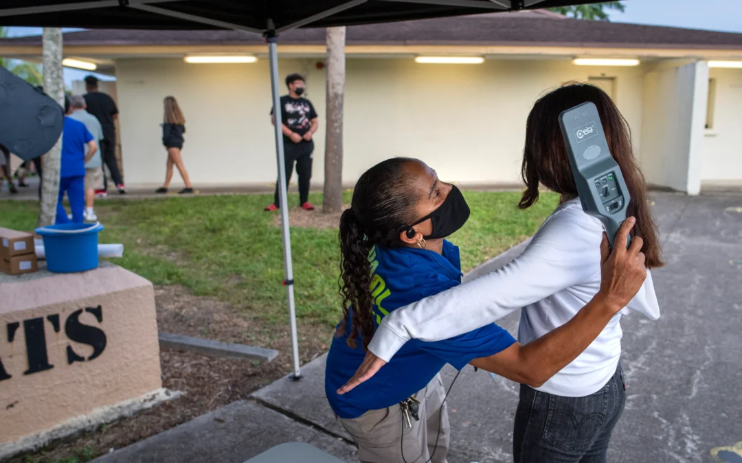 Avanza proyecto de detectores de metales para escuelas en Broward