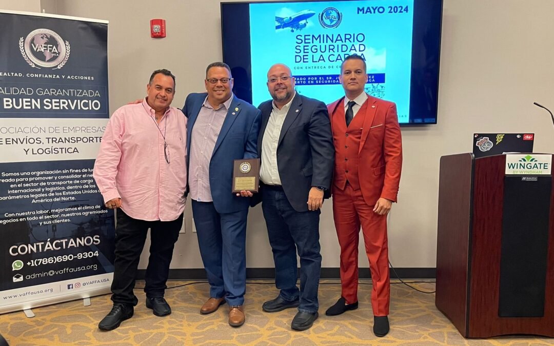 Vaffa reconoció a Juan Carlos Esquivel por su trayectoria empresarial en el sector logístico