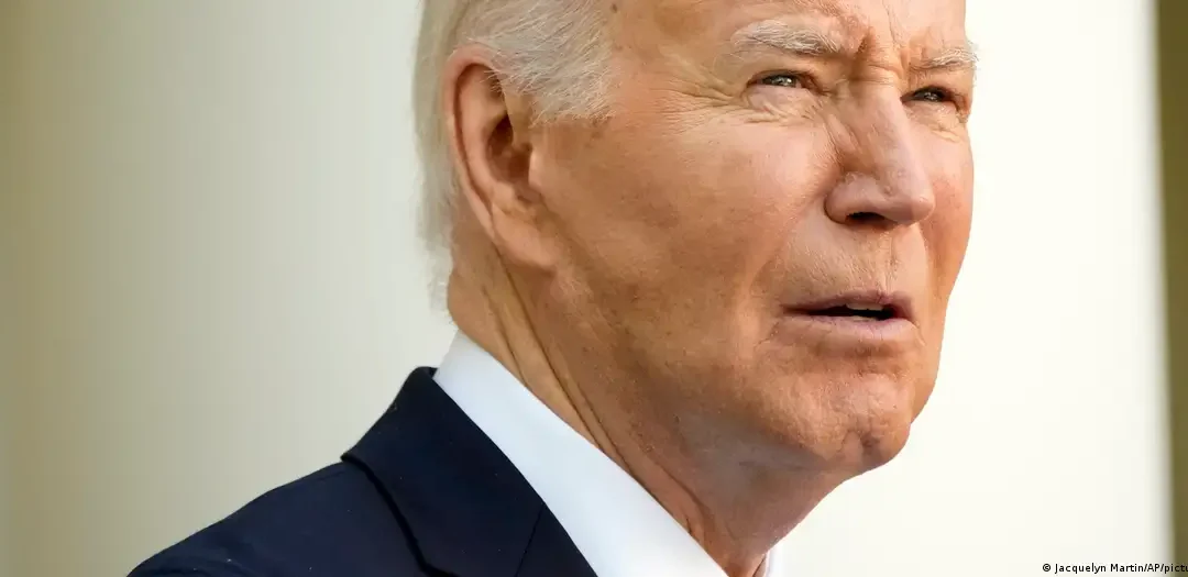 Biden libera 1 millón de barriles gasolina para bajar precio