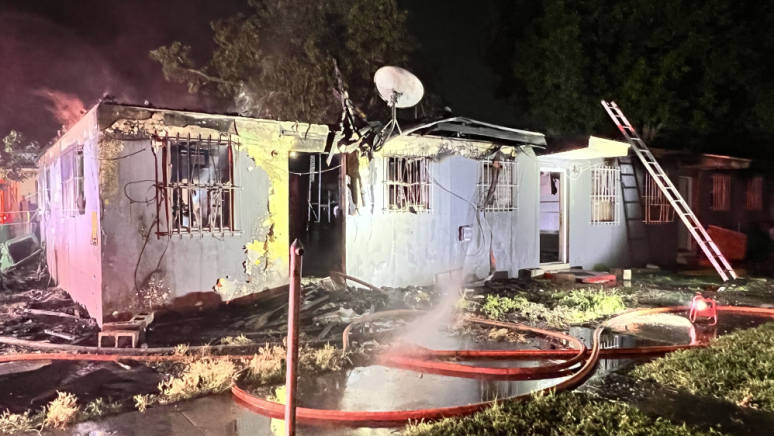 Bomberos batallan contra incendio de gran magnitud en vivienda multifamiliar de Miami