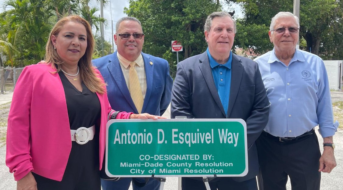 Manolo Reyes ( Izq). Joe Carollo Miguel Ángel Gabela