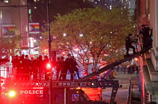 Desalojaron edificio de la Universidad de Columbia tomado por estudiantes contra guerra en Gaza
