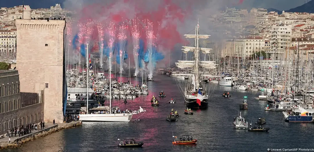 La llama olímpica de Paris 2024 ya alumbra Francia