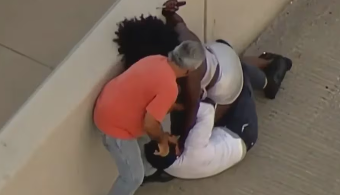 Mujer atacó a hombre tras choque en autopista de Miami