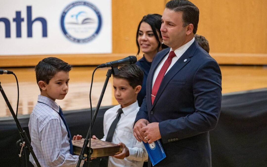 Danny Espino, miembro de la junta escolar y la junta escolar del condado de Miami-Dade, reconoce a estudiante de de la escuela secundaria Ronald Reagan Doral