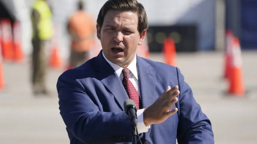 DeSantis firmó ley para reforzar seguridad sanitaria de playas en Florida