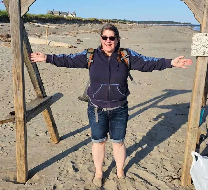 Mujer quedó atrapada en arenas movedizas mientras paseaba por la playa en EEUU