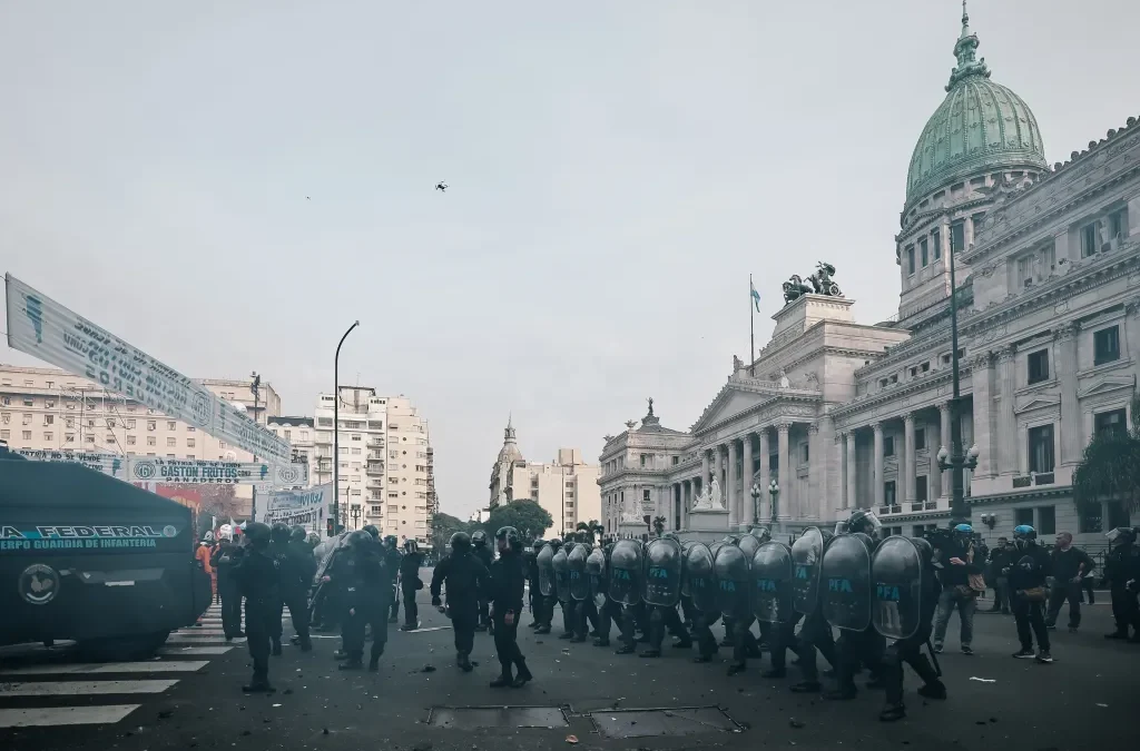 Senado argentino aprueba proyecto de Milei entre fuertes protestas