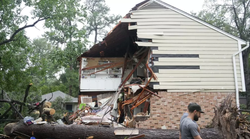 Beryl deja muertos, inundaciones y millones sin electricidad en su paso por Texas