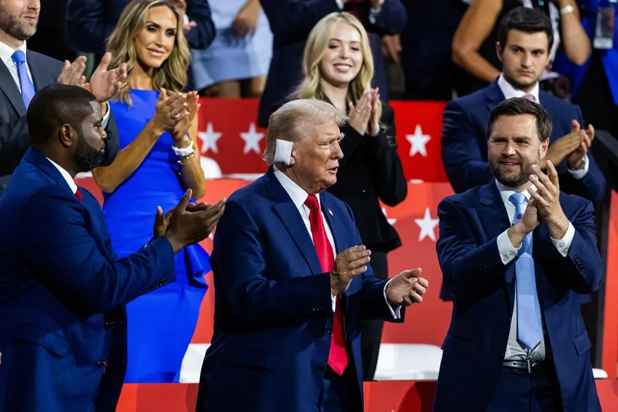 Donald Trump reaparece como candidato y mesías de los republicanos